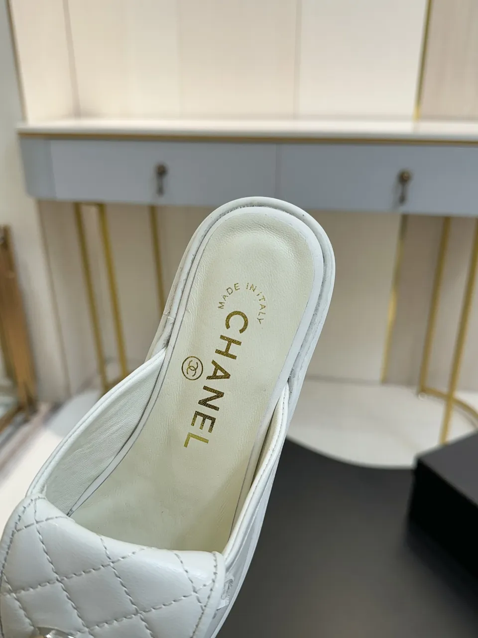 👟👟Ex-factory price 560👟👟 🔥🔥🔥Xiaoxiang official website synchronizes the high version of CHANEL 2025 Chanel top buckle exposed heel shoes, a must-have hot style for early spring, the goddess series, with the elegant and ladylike temperament of the fragrance family, super durable, irresistible, and exciting... ▪️The upper is imported sheepskin ▪️Inside imported sheep lining (same as the original) ▪️Original model opening, genuine leather outsole🇮🇹 ▪️Standard code 35- 41 42 Customized, non-returnable